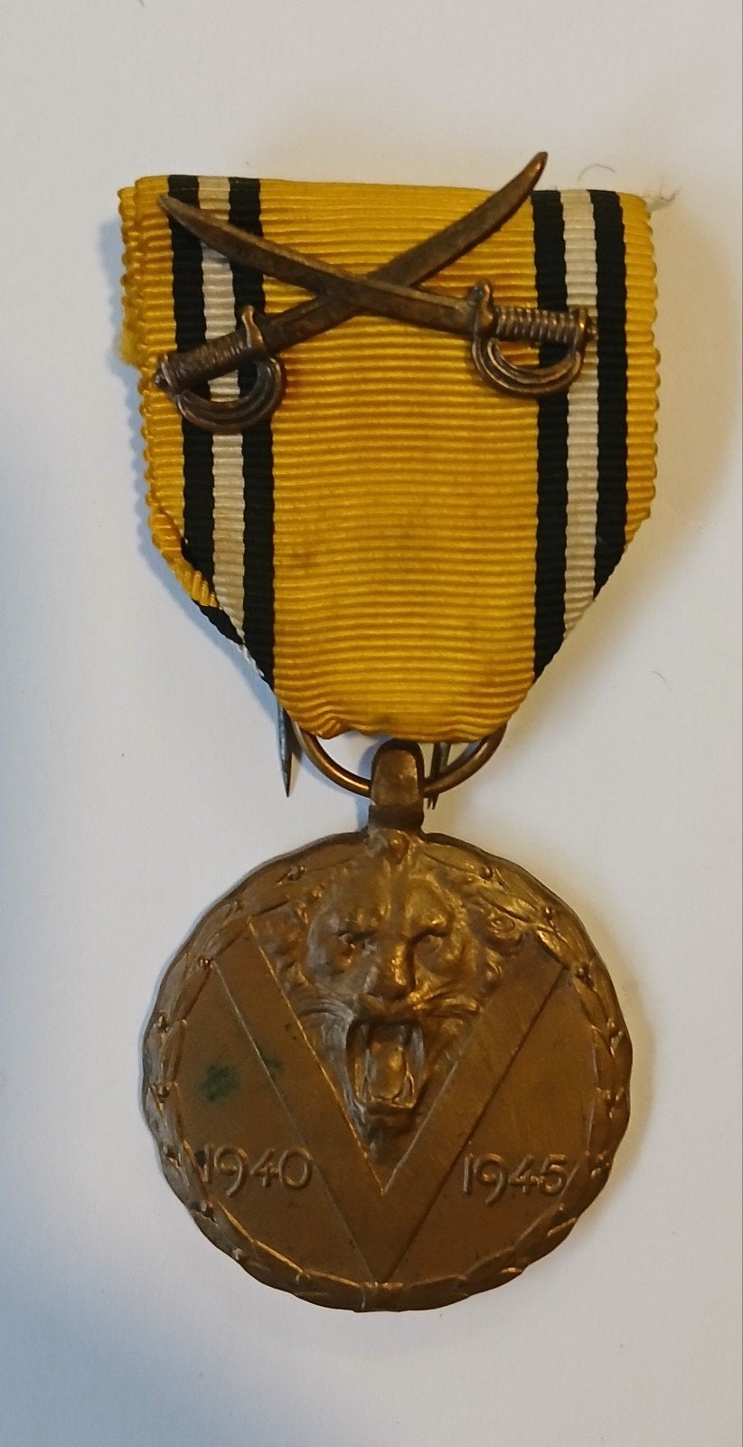 Medaille commemorative 1940-1945 avec sabres croisés, Collections, Enlèvement ou Envoi