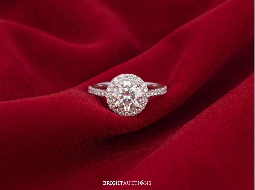 Witgouden entourage ring met diamanten en een briljant, Handtassen en Accessoires, Ringen, Diamant, Wit, Niet ingevuld, Nieuw