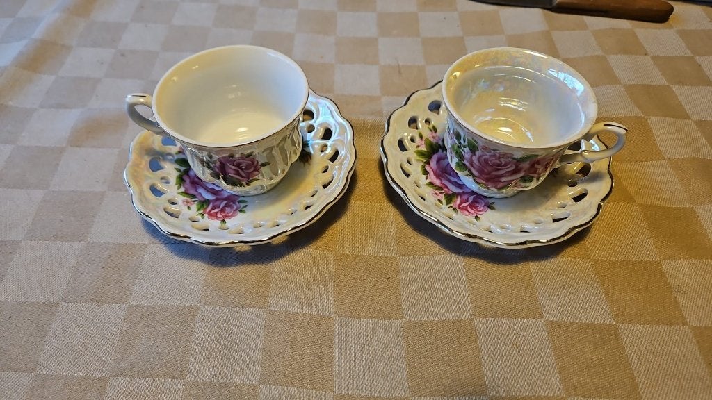 2 tasses et soucoupes en porcelaine antique blanche fleurs, Enlèvement ou Envoi
