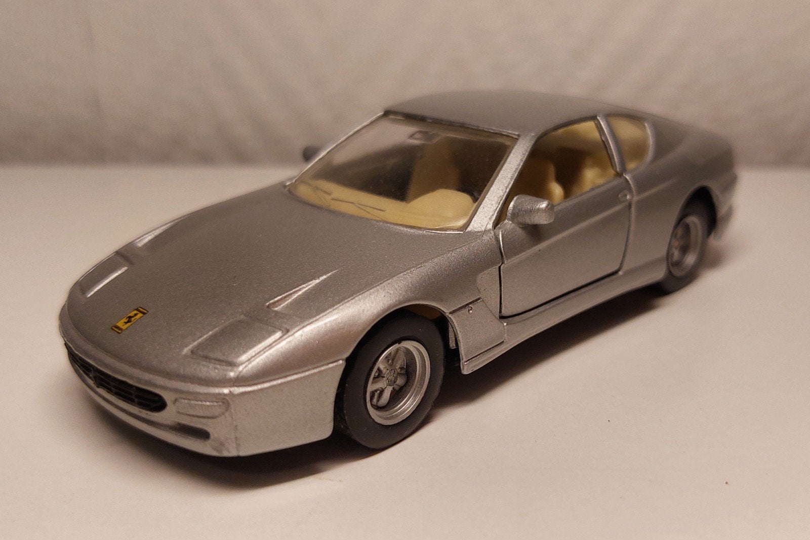 Ferrari 456 GT zilver, beige interieur. Maisto Shell 💫, Ophalen of Verzenden, Zo goed als nieuw, Auto, Solido