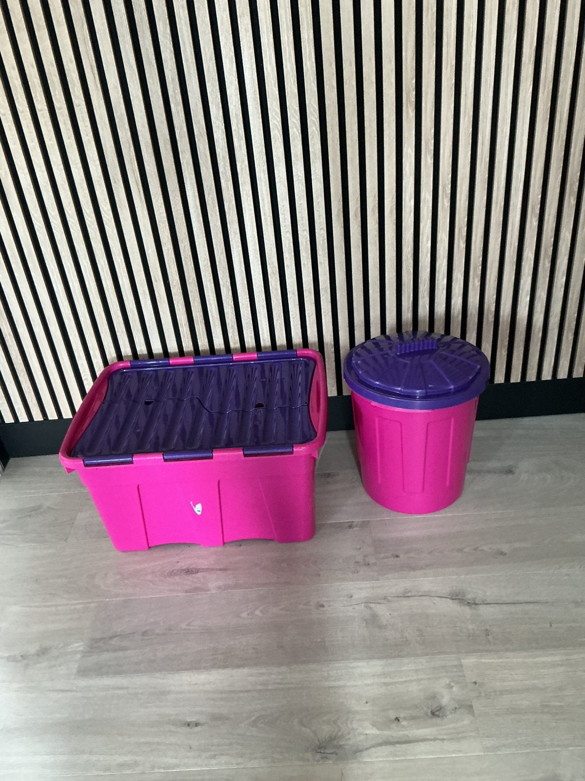 Boîte et seau avec couvercle fuchsia et violet, Avec couvercle, Synthétique, Enlèvement, Rectangulaire