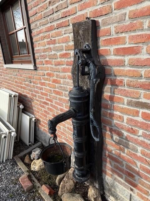 Oude gietijzeren tuinpomp complete gietijzeren pot, Ophalen, Gebruikt
