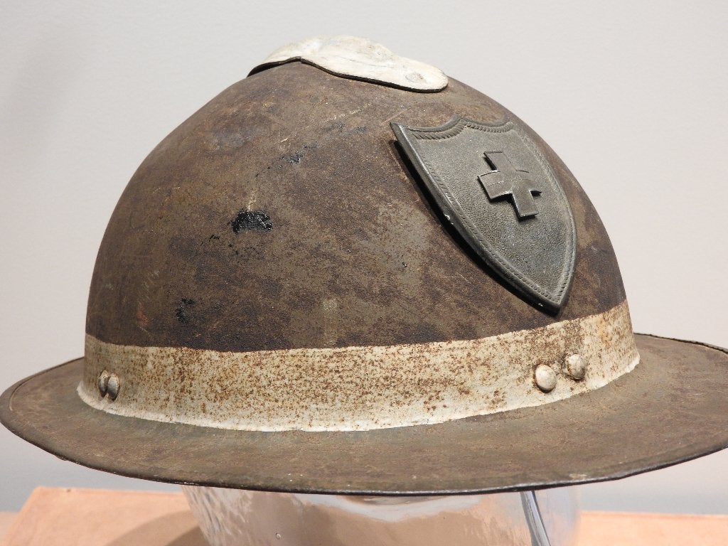 WO2 België M31 Ersatz Rode Kruis helm Platte rand zelden, Ophalen of Verzenden, Overige soorten, Helm of Baret