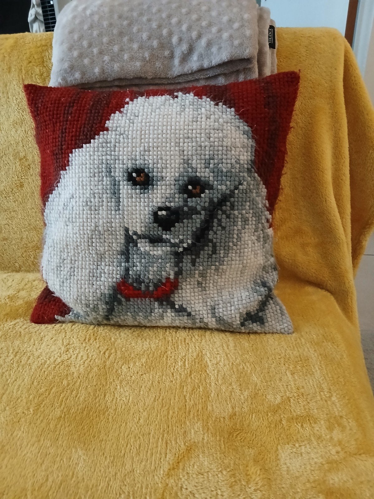 Coussin au point de croix avec caniche., Enlèvement