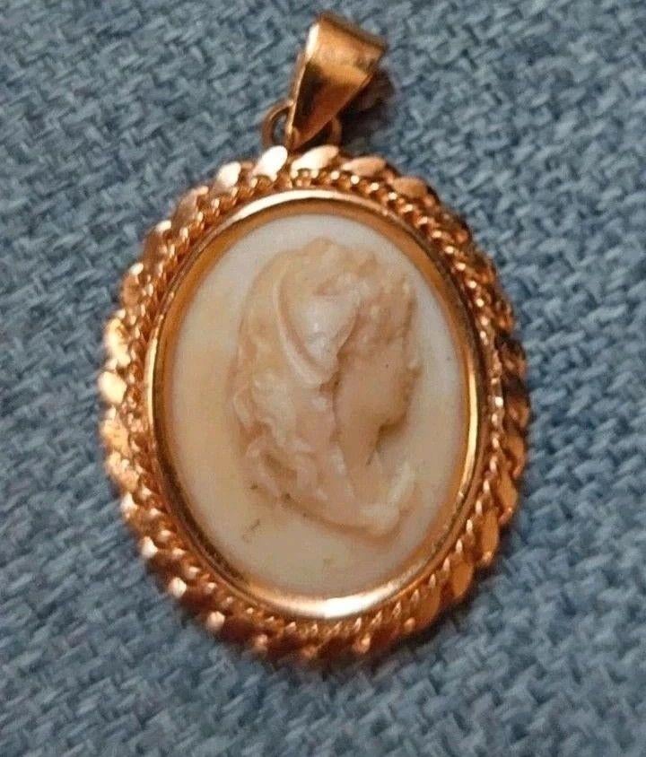 Vintage Cameo Locket Pendant - Opening Back - Gold Tone, Enlèvement, Utilisé, Autres matériaux, Autres représentations
