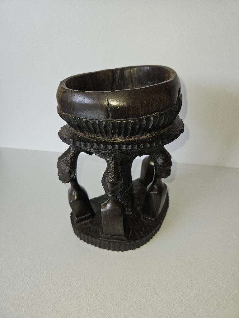 Afrikaans beeldje in ebbenhout., Gesneden, Afrika, Zwart, 21 cm
