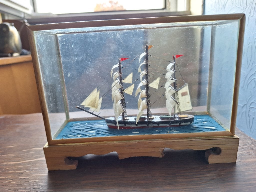 Model zeilboot in glazen kader, Ophalen, Zo goed als nieuw, 1:200 of kleiner, Overige merken