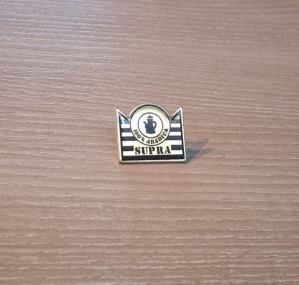 PIN - SUPRA - 100% ARABICA - KOFFIE - CAFÉ - COFFEE, Verzamelen, Speldjes, Pins en Buttons, Verzenden, Gebruikt, Merk, Speldje of Pin