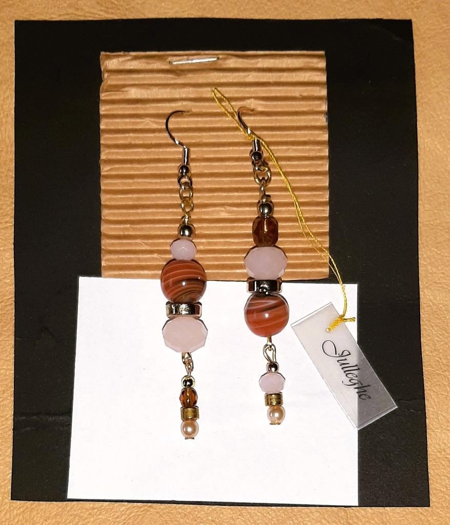 Te koop: Nieuw!! Mooie asymetrische bruin/roze oorbellen., Handtassen en Accessoires, Oorbellen, Ophalen, Overige materialen, Hangers