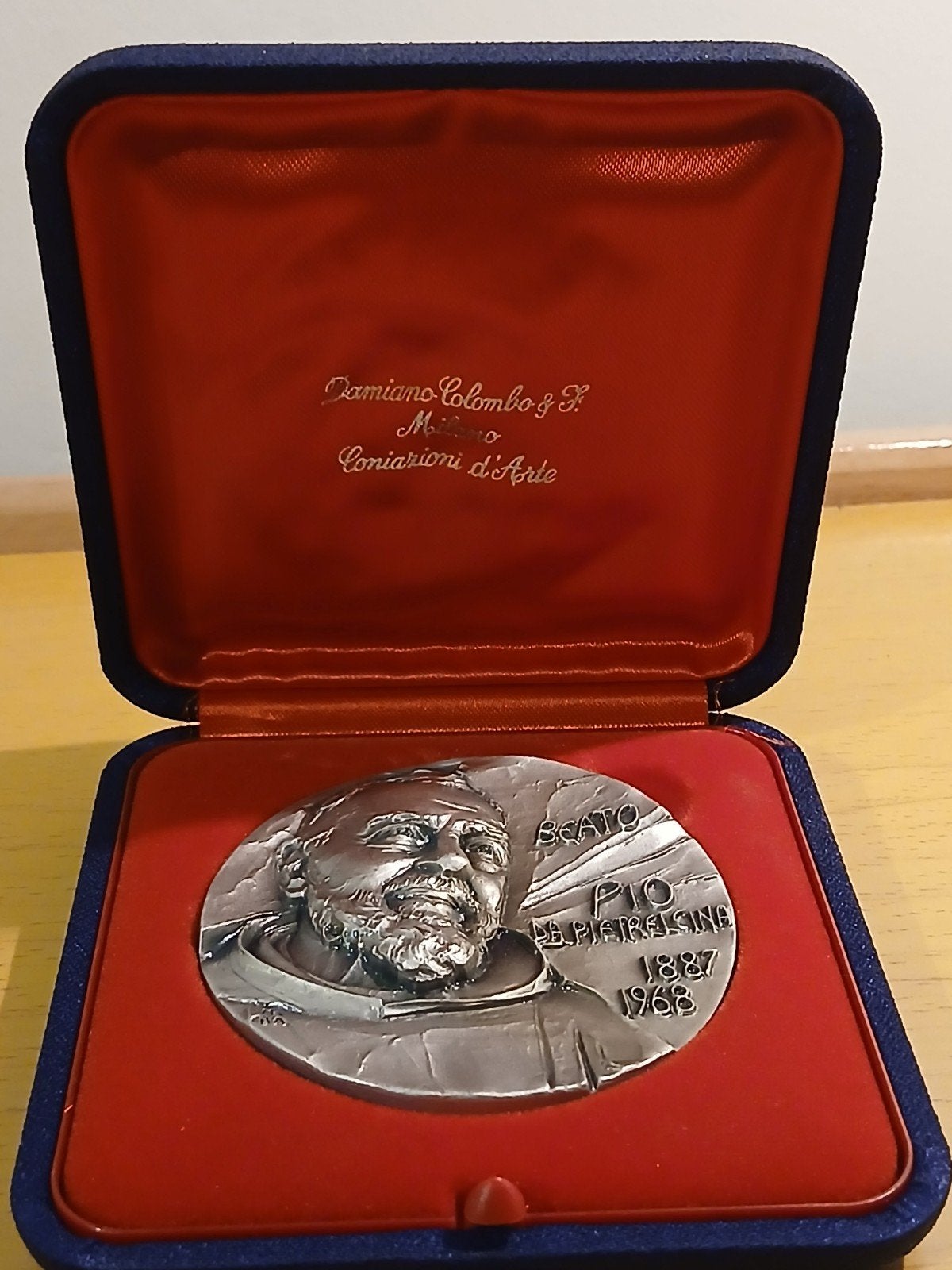 herdenkingsmedaille van Padre Pio da Pietrelcina, Enlèvement ou Envoi