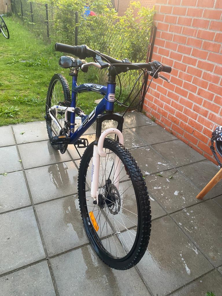 Sportieve mountainbike met vering en schijfrem – rijdt goed, Vélos & Vélomoteurs, Vélos | VTT & Mountainbikes, Frein à disque