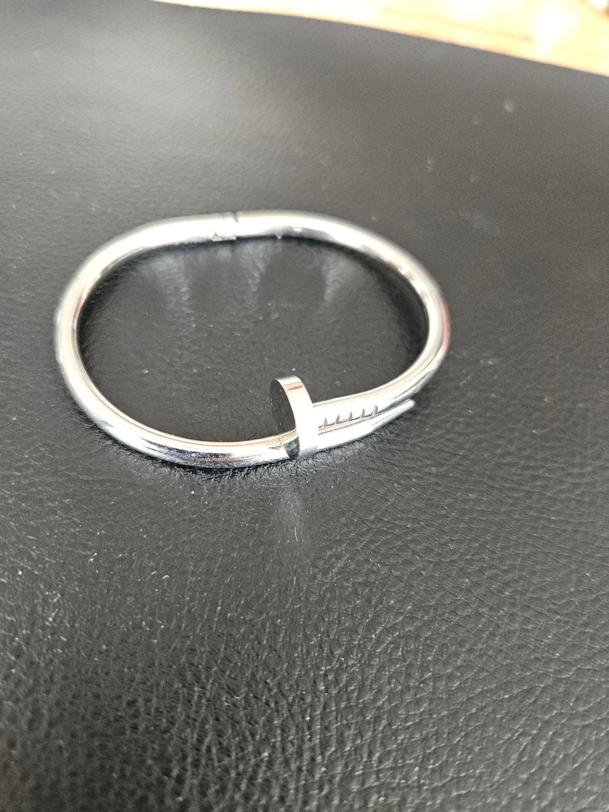 Bracelet acier, Enlèvement