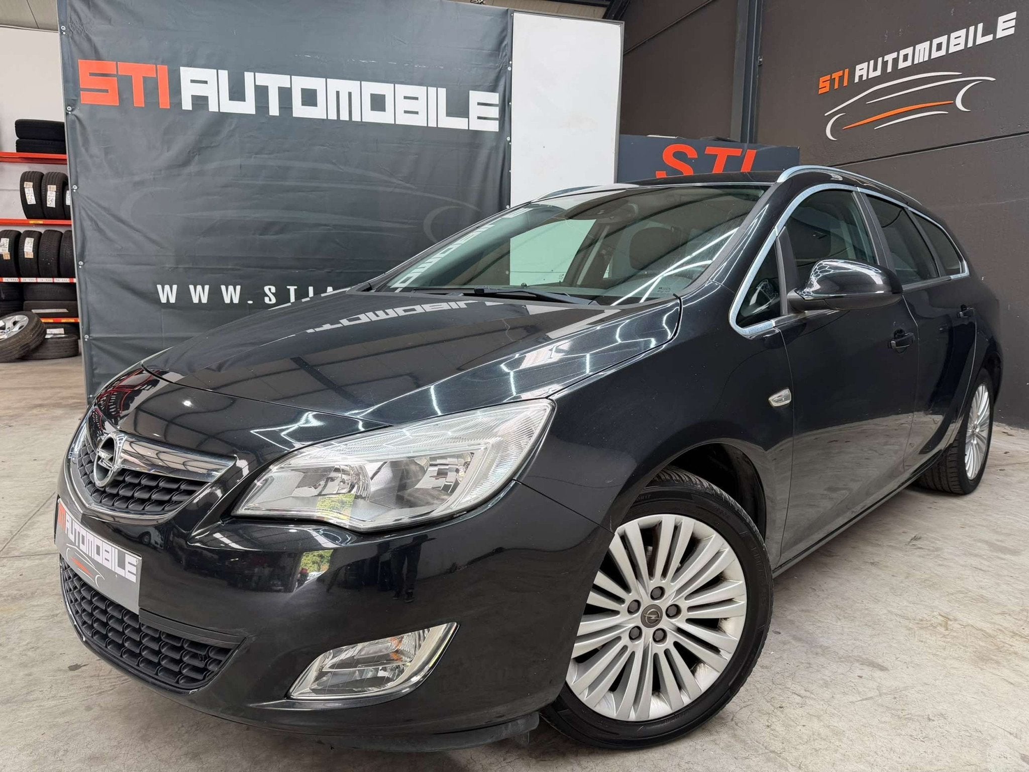 Opel Astra * GARANTIE 12 MOIS* (bj 2011), Auto's, Voorwielaandrijving, Euro 5, Gebruikt, Zwart
