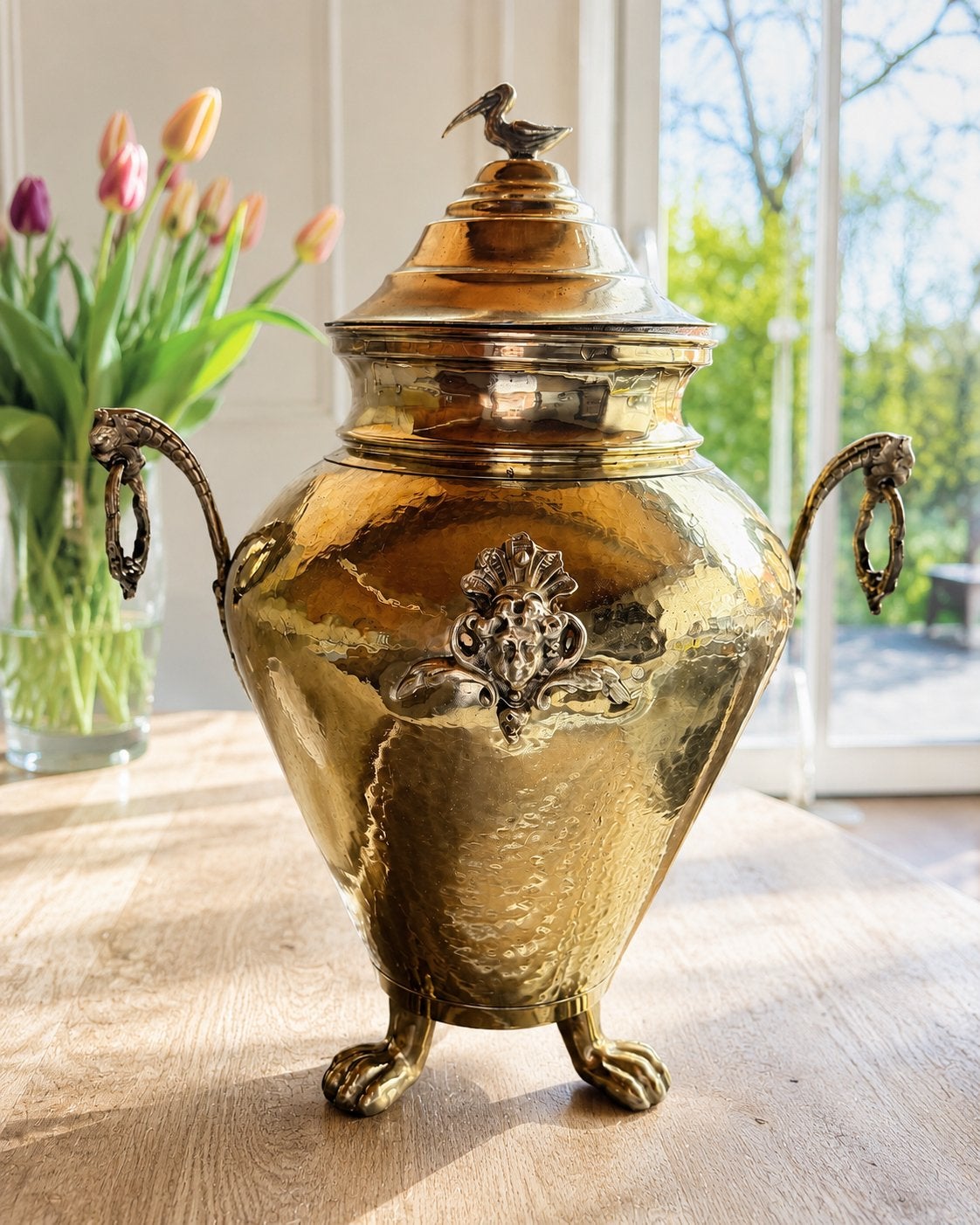 Grote zware vintage metalen sierurn met deksel en vogel, Verzenden