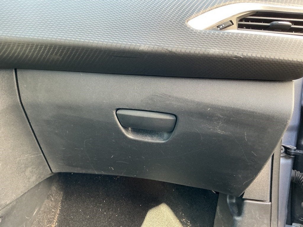 COMPARTIMENT A GANTS 2008 (CU) (|96738112ZD|96728471ZD|), Kontakt-peugeot@peugeot.com, Utilisé, Peugeot Deutschland GmbH, Bahnhofsplatz
65423  Rüsselsheim, DE