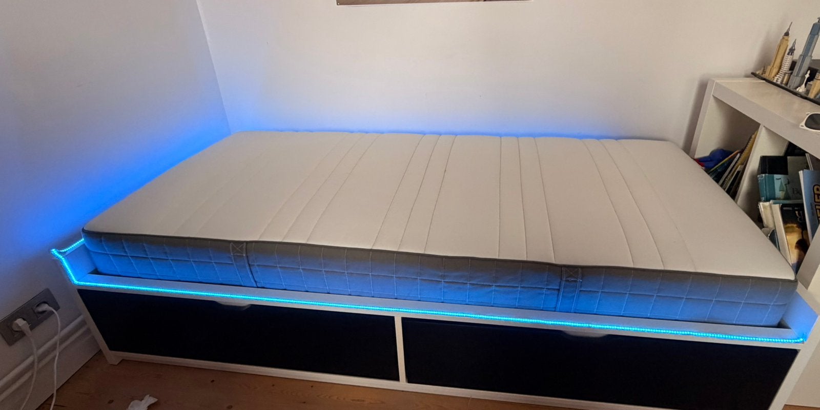 Bed 90x200 Vihals Ikea incl matras en ledverlichting, Enlèvement, Comme neuf
