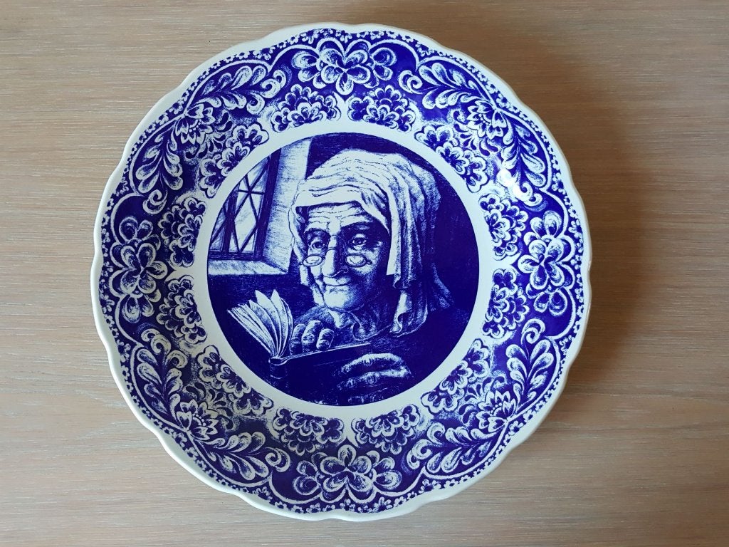 Groot Delfts Blauw Boch wandbord - Lezende oude vrouw 40 cm, Antiek en Kunst, Ophalen of Verzenden
