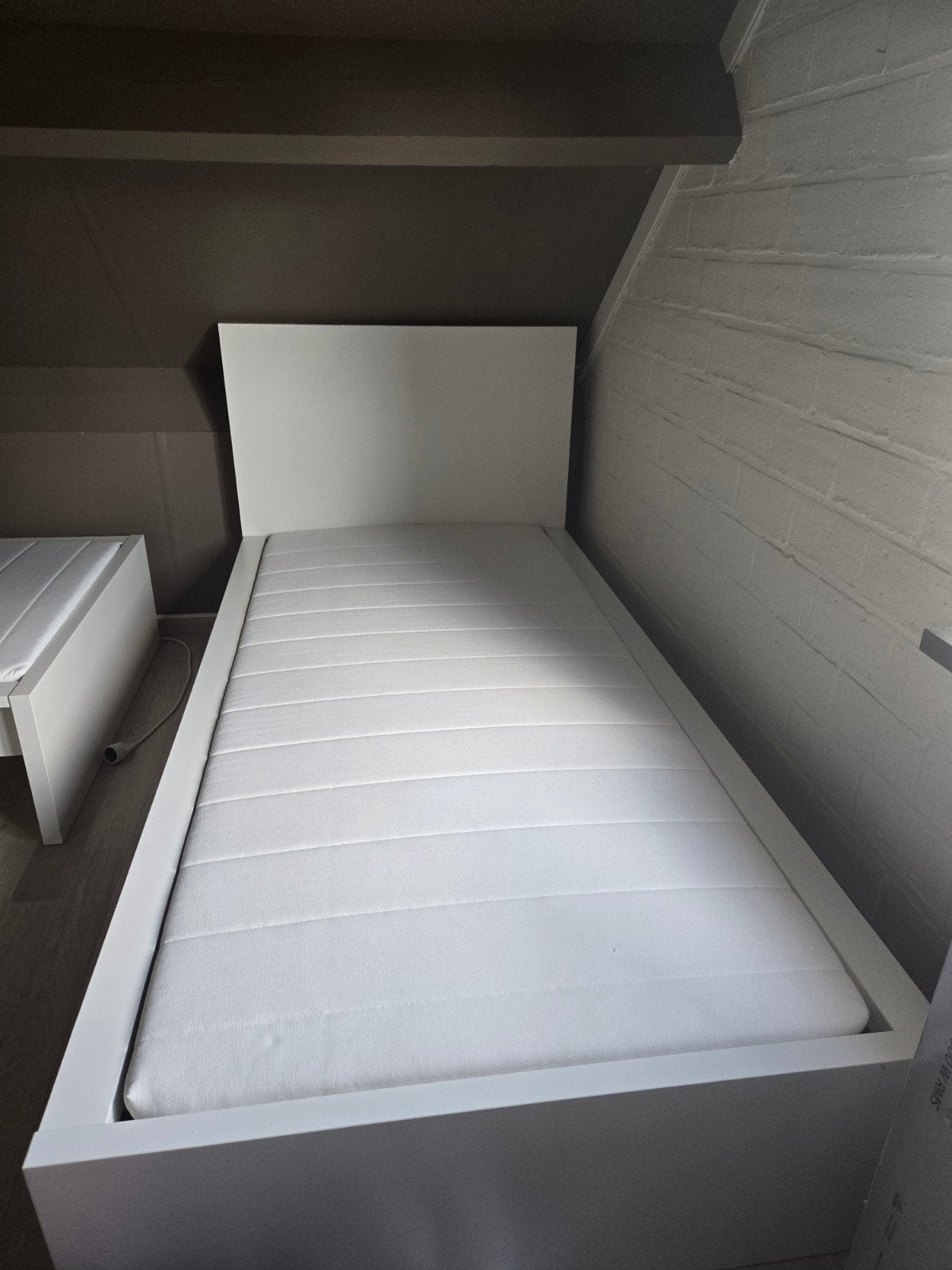2x MALM bed inclusief lattenbodems, matrassen en toppers, Ophalen, Eenpersoons, Wit, Zo goed als nieuw