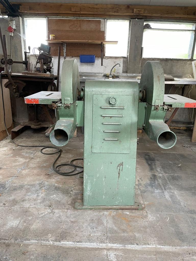 Dubbele schuurmachine houtbewerking – werkend