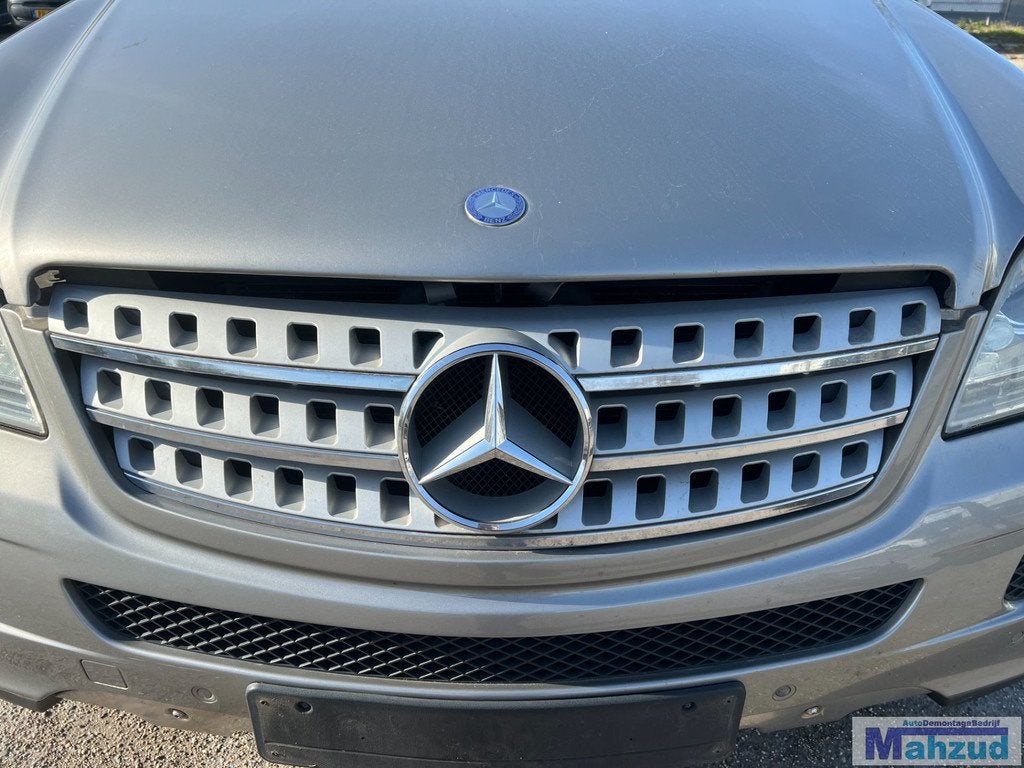 Calandre MERCEDES ML 2 W164 2005-2011, Mercedes-Benz AG, Mercedes-Benz, Utilisé, Mercedesstrasse 120
70372  Stuttgart, DE