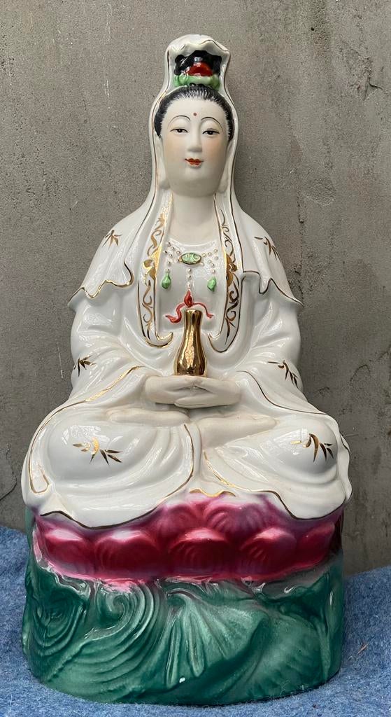 Porseleinen beeld van godin Lakshmi,, Antiek en Kunst, Ophalen, Beschilderd, 20 - 50 cm, Overige materialen