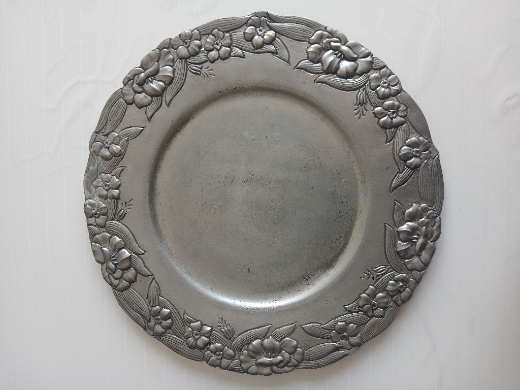 Assiette décorative en étain 95 % Bordure fleurs, Antiek en Kunst, Ophalen