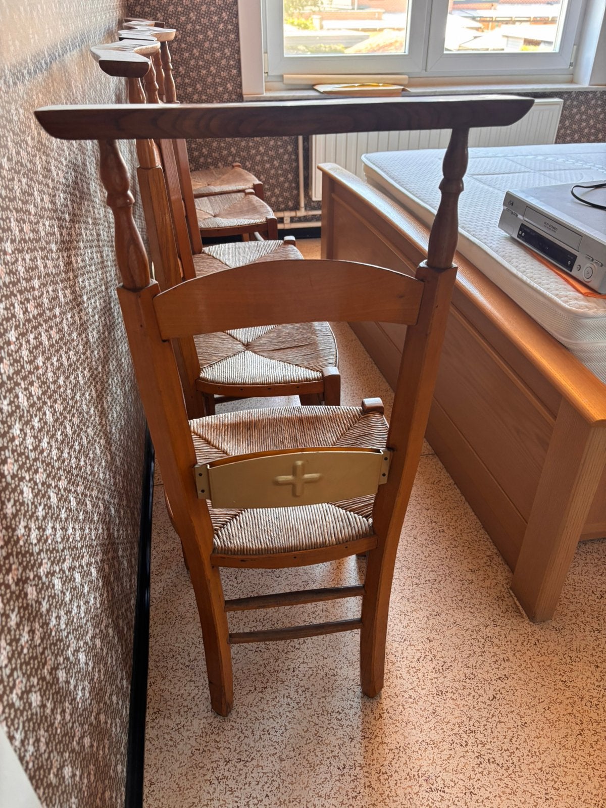 6 kerkstoelen, Enlèvement