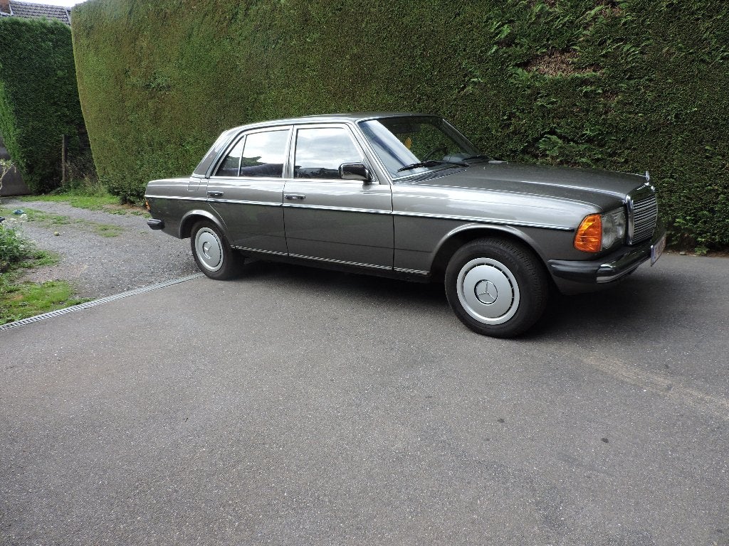À vendre Mercedes 200D, Autos, 4 portes, Boîte manuelle, Bleu, Particulier