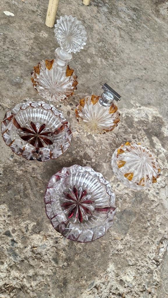 Vintage set geslepen glas '70 — parfumflesjes + asbakken, Ophalen of Verzenden