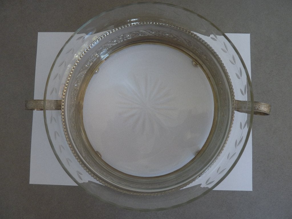 Glazen schaal in een metalen standaard op poten., Antiek en Kunst, Ophalen of Verzenden