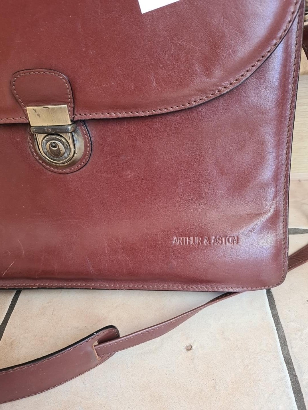lederen tas Arthur&aston, Enlèvement