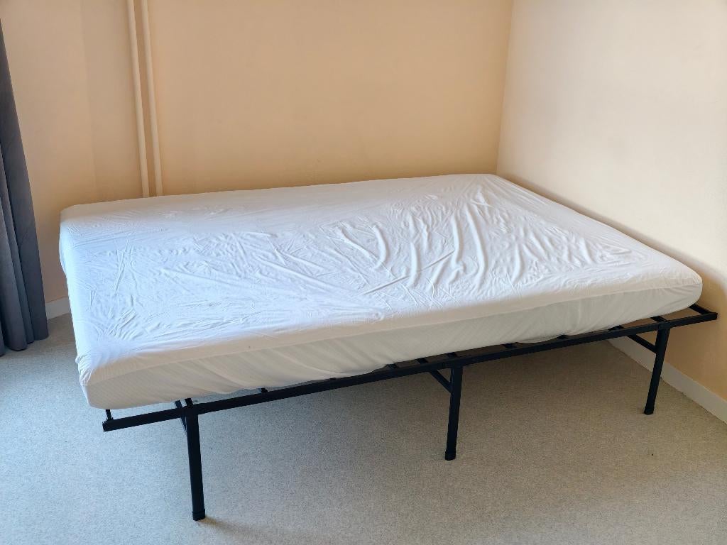 Lit en metal + matelas + couette, Ophalen, Zwart, 140 cm, Zo goed als nieuw