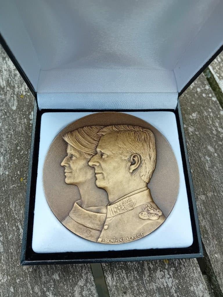 Bronzen herdenkingsamulet koningspaar, Ophalen, Nieuw