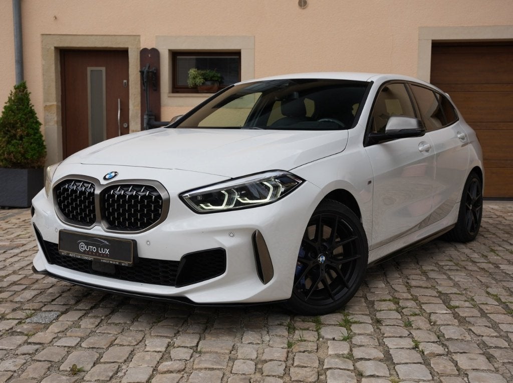 BMW M135i xDrive/HUD/M Performance/Accès confort/Sièges élec, Automaat, 1998 cc, 0 kg, Leder en Stof