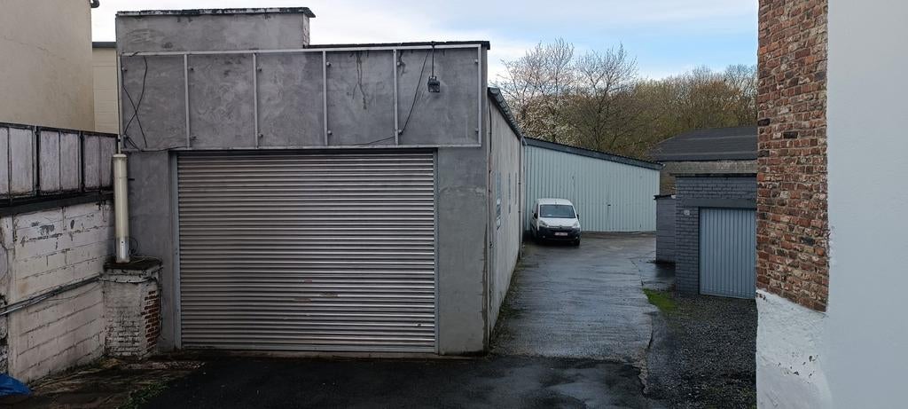 Entrepôt de 235m² à louer à Mont-sur-Marchienne, Auto diversen, Autostaanplaatsen en Garages
