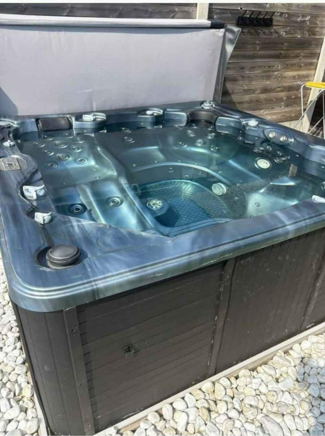 Jacuzzis d'occasion à vendre, Jardin & Terrasse, Bains à remous et Spas, Enlèvement, Comme neuf, Couverture, Fixé
