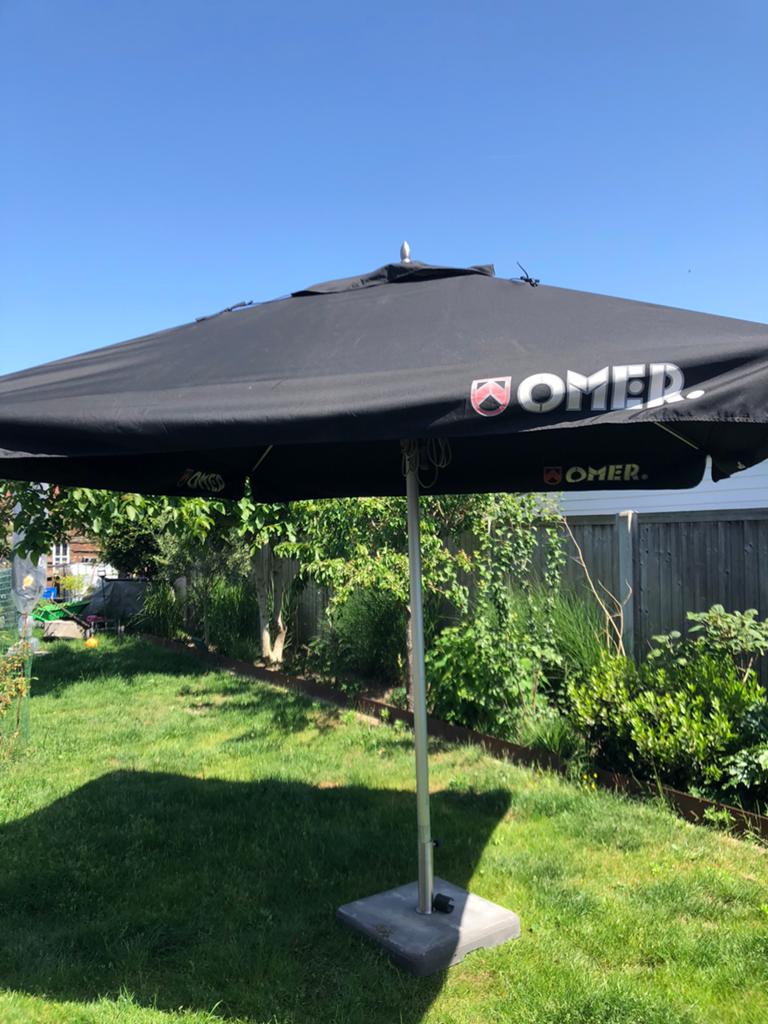 Aluminium café parasol 3m x 3m OMER met zware voet, Ophalen, Zo goed als nieuw
