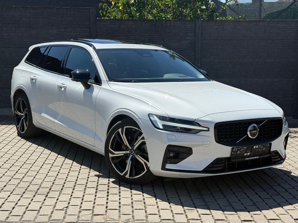 Volvo V60 B4 Mild Hybrid Plus Dark "Pano Dak/Trekhaak/360, Automaat, 4 deurs, 145 kW, Lichtsensor