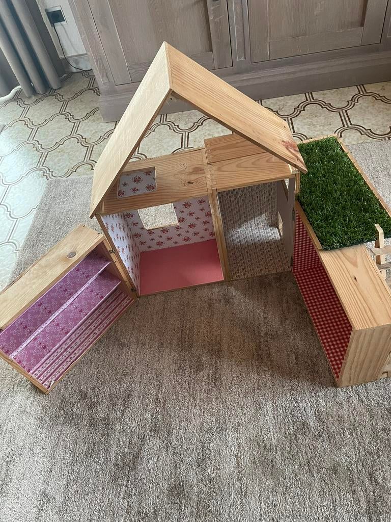 Houten poppenhuis met meubeltjes, Kinderen en Baby's, Speelgoed | Poppenhuizen, Ophalen, Zo goed als nieuw, Poppenhuis