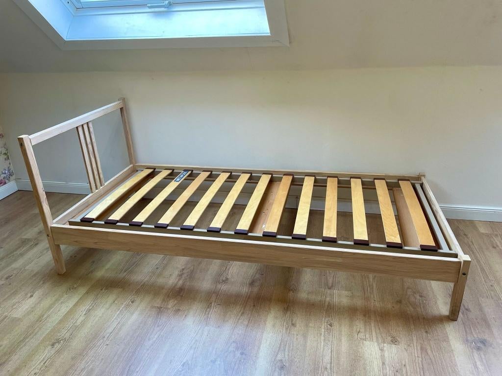 Grenen eenpersoonsbed, Huis en Inrichting, Slaapkamer | Bedden, Zo goed als nieuw, Eenpersoons, 90 cm, 200 cm, Hout, Beige, Ophalen