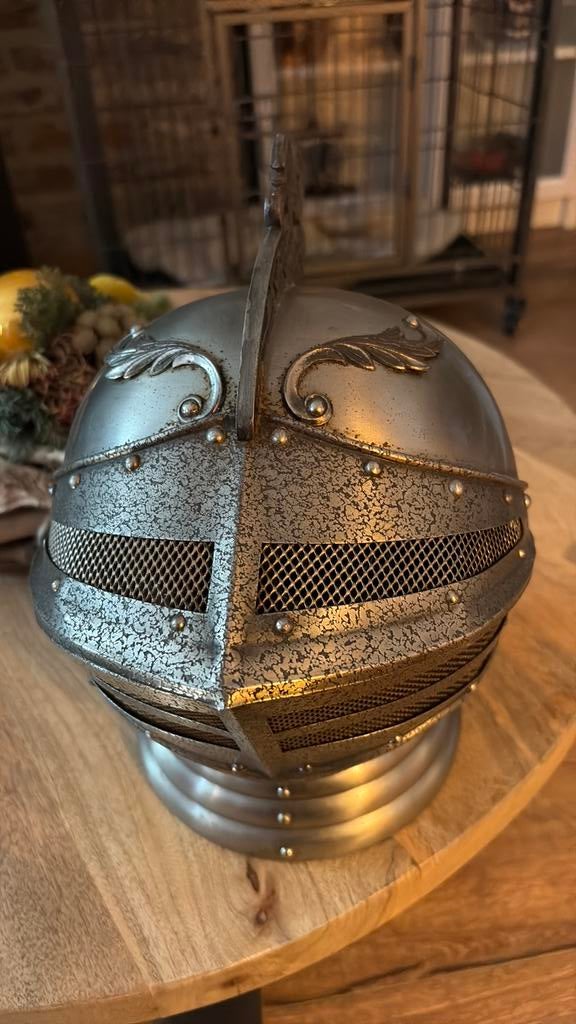 Casque de chevalier, Enlèvement