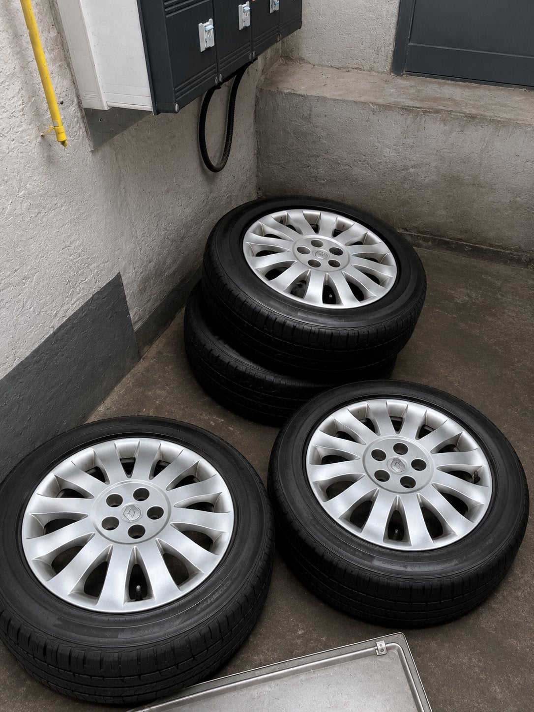 4 roues Renault Espace avec enjoliveurs d’origine – Bon état, Auto-onderdelen, Banden en Velgen, Ophalen