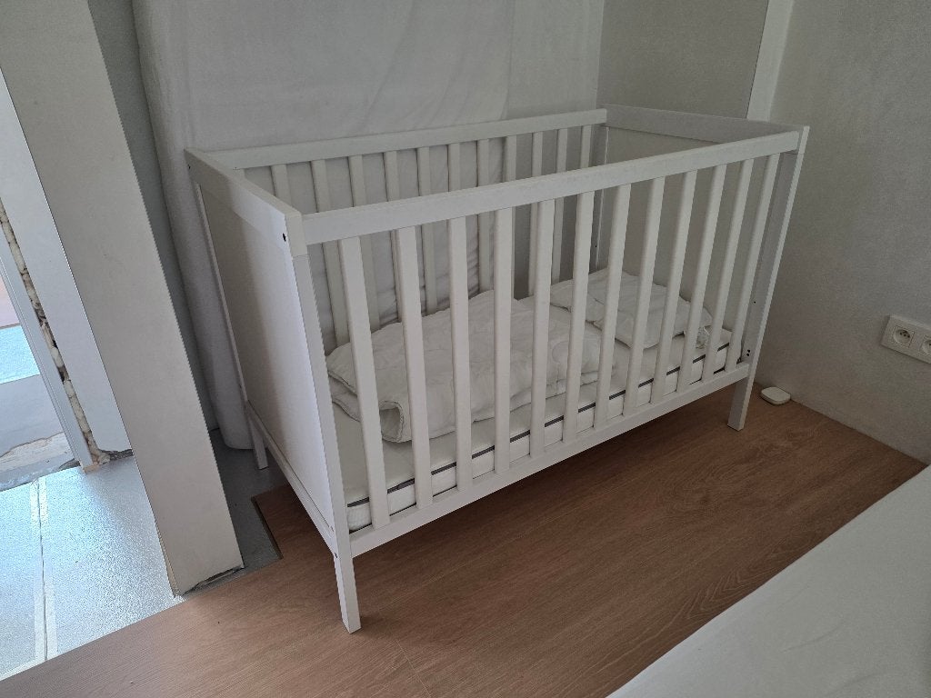 Ledikant Sundvik Ikea met matras + donsdeken + kussen, Kinderen en Baby's, Ophalen, Gebruikt, Ledikant
