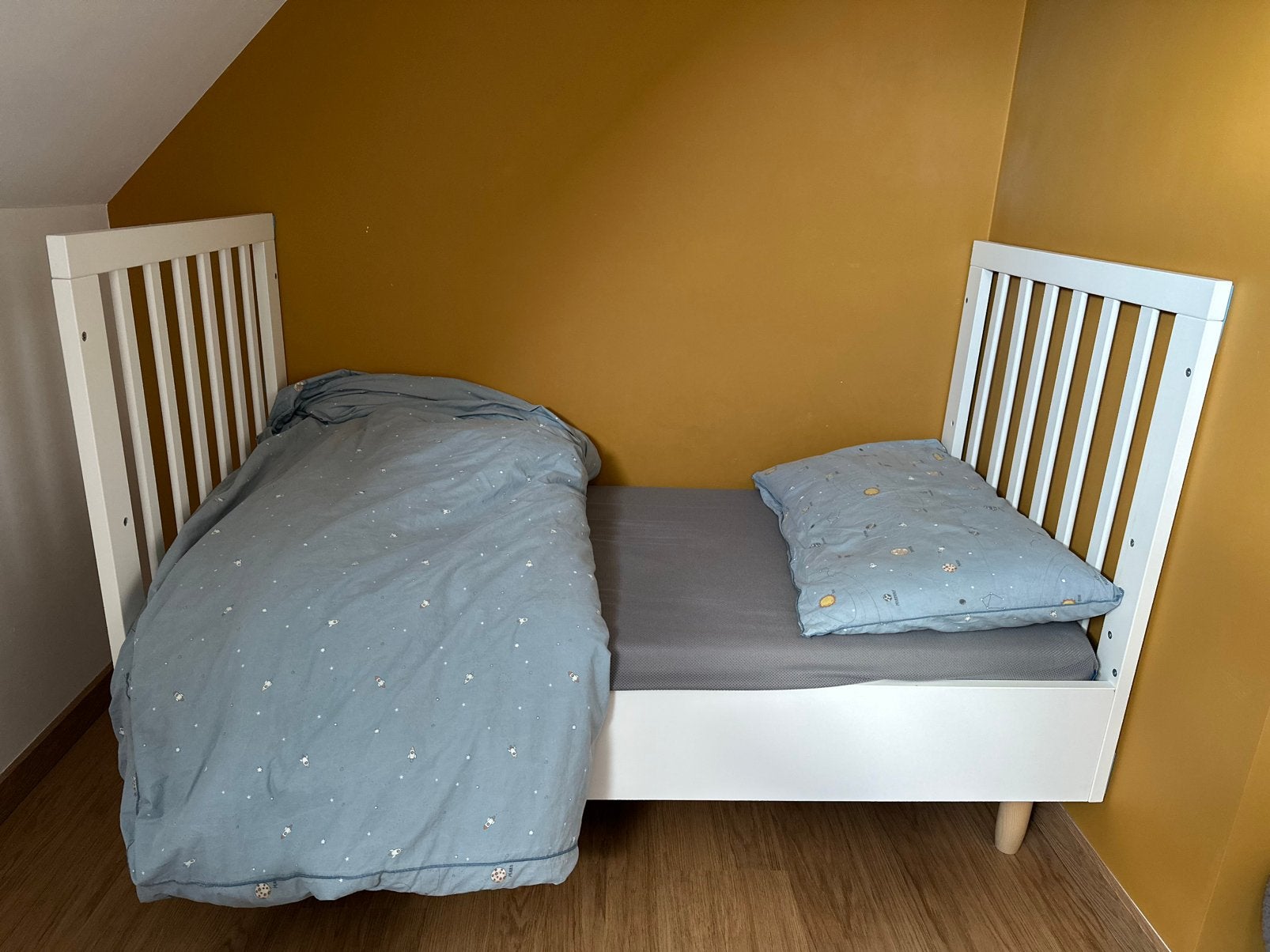 Meegroeibed (baby-kleuter) 70x140+ Aerosleep matras+commode, Kinderen en Baby's, Ophalen, Gebruikt