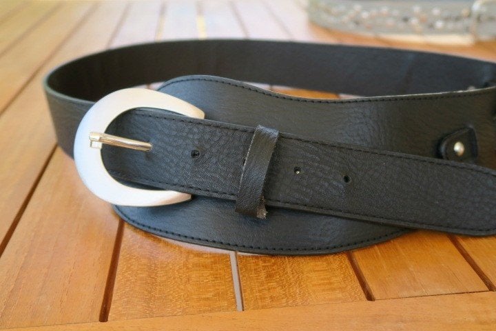 Riem zwart leder lengte 110 cm - breedte 3 tot 5 cm, Kleding | Dames, Riemen en Ceinturen, Nieuw, Tailleriem, Ophalen of Verzenden