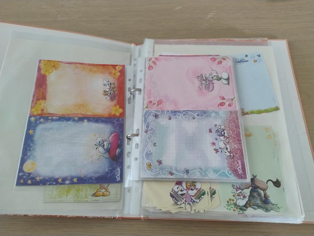 Diddl is back! Verzamelmap met 120 verschillende blaadjes, Verzamelen, Diddl, Ophalen of Verzenden, Diddl, Zo goed als nieuw, Papier, Kaart of Schrift