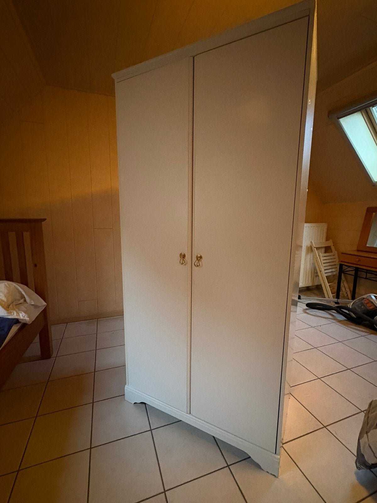 Wardrobe in usable conditon - Free / Gratuit, Huis en Inrichting, Ophalen, Gebruikt, 50 tot 100 cm, 150 tot 200 cm