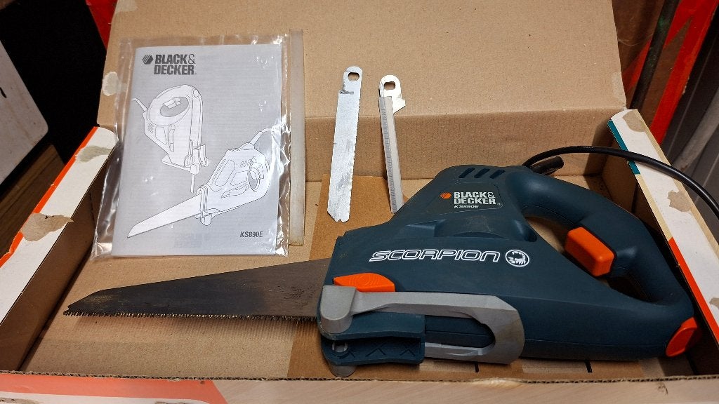 Scie électrique SCORPION Black et Decker KS890E, Moins de 600 watts, Scie sabre, Comme neuf, Enlèvement