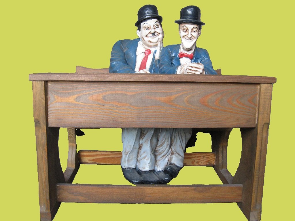Laurel and Hardy spiekend op een schoolbank., Antiek en Kunst, Ophalen, Beeld