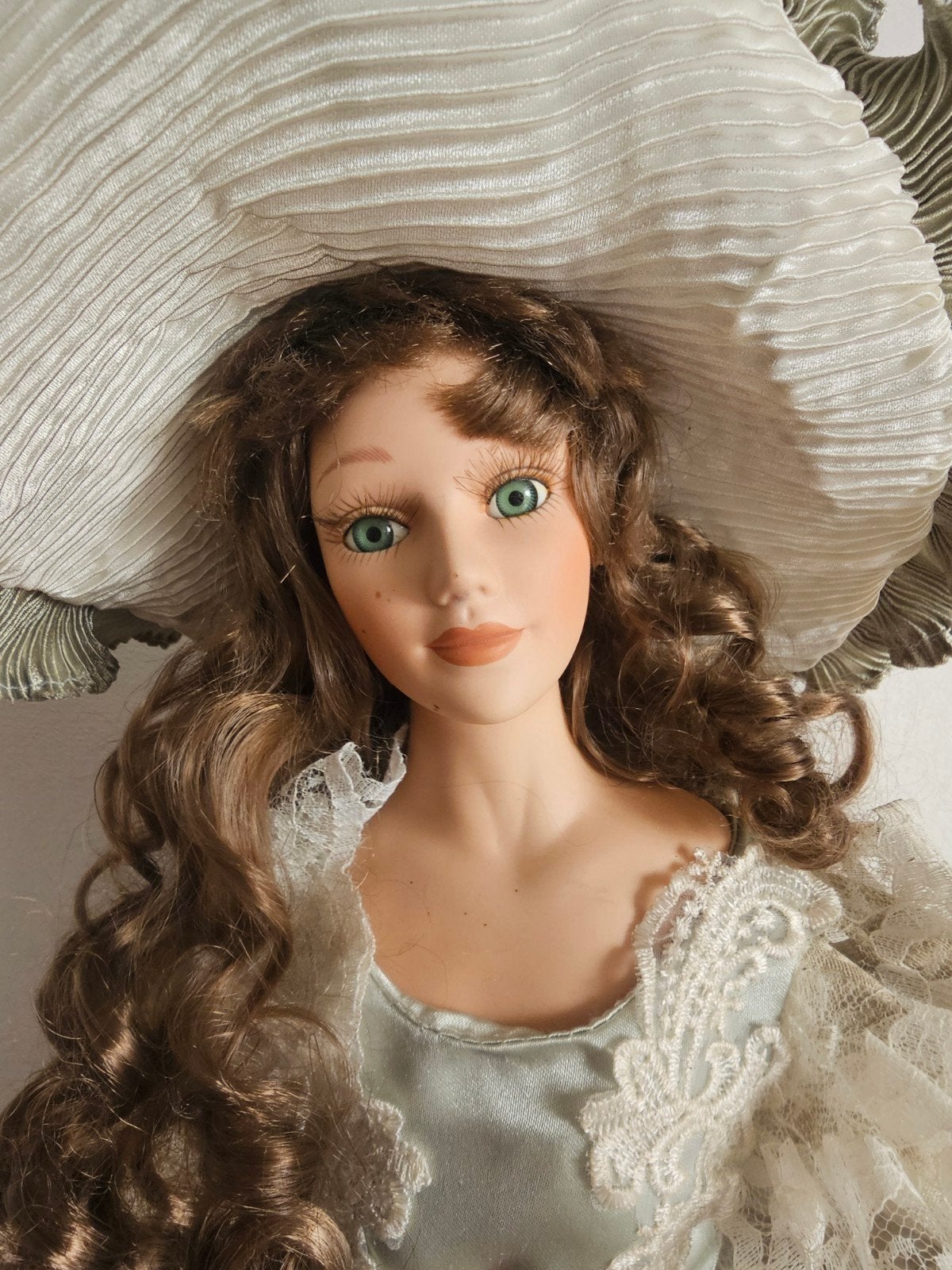 Poupée porcelaine, Poupée